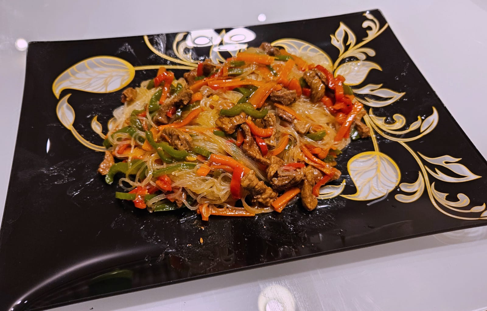 Оризови нудли с месо и зеленчуци